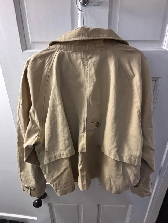NWT - H&M Women’s Beige Cropped Trench Coat - Picture 3 of 3